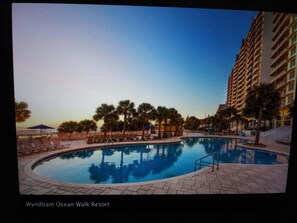 Alberca techada y alberca al aire libre