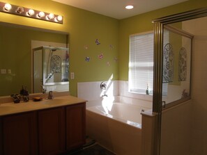 Ensemble douche/baignoire, sèche-cheveux, serviettes fournies