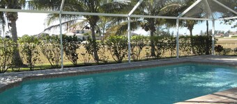 Villa Jacaranda, Beautiful 3 Bedroom plus Den, Sleeps 8, Screened & Heated Pool