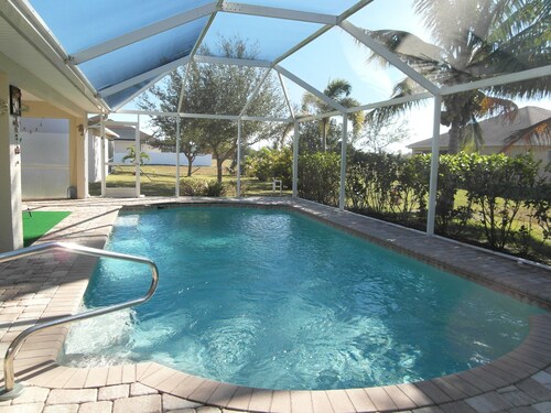 Villa Jacaranda, Beautiful 3 Bedroom plus Den, Sleeps 8, Screened & Heated Pool 