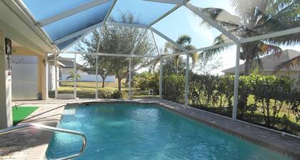 Villa Jacaranda, kaunis 3 makuuhuoneen plus Den, vuodepaikkoja 8, seulottu ja lämmitetty uima-allas