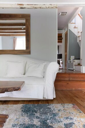 Smart TV, fireplace, books - Modern Farmhouse on pristine private 12 Acres (Wallkill)
