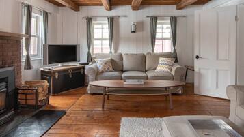 Smart-tv, een open haard en boeken