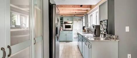 Kjøleskap, mikrobølgeovn, ovn og kokeplater