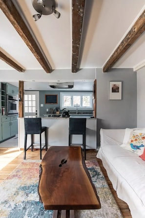 Smart TV, chimenea y libros 