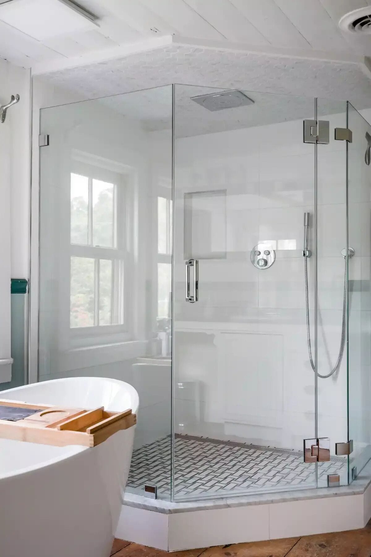 Ensemble douche/baignoire, sèche-cheveux, serviettes fournies, savon