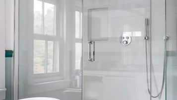 Ensemble douche/baignoire, sèche-cheveux, serviettes fournies, savon