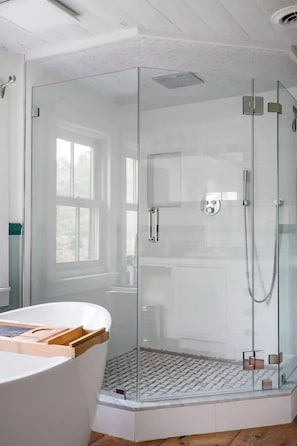 Combined shower/bathtub, hair dryer, towels, soap