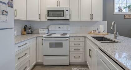 Newly Renovated Suite, just Steps to the Village, pet-friendly, BBQ