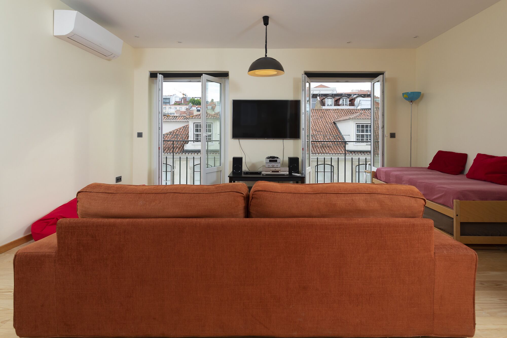 Smart TV, libri, videoteca, impianto stereo