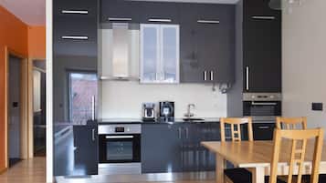 Frigorifero, microonde, forno, piano cottura