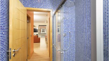 Doccia, asciugacapelli, asciugamani, sapone