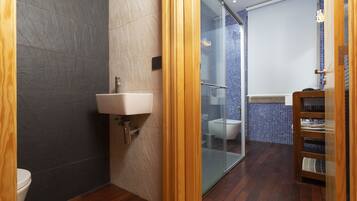 シャワー、ヘアドライヤー、タオル、石鹸