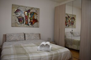 A bedroom with a bed, a mirror, and a wall art piece. - Elegant and Large apartment with free car parking near Venice (Venezia)