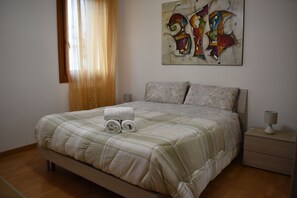 2 bedrooms, iron/ironing board, WiFi