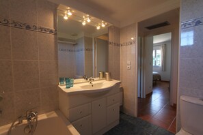 Badewanne, Haartrockner, Toilettenpapier