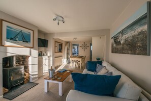 TV, fireplace, DVD player, books - Charming 2 bedroom cottage in Lymington, very close to town, marina & sea walks (Lymington)