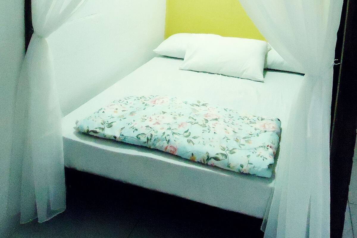 Free WiFi, bed sheets
