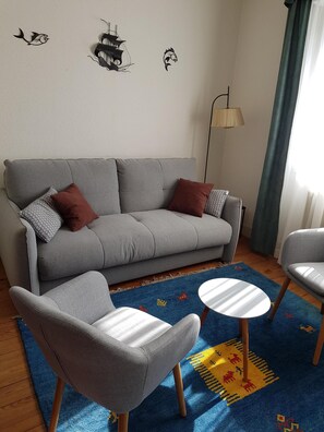 Fernseher, DVD-Player, Bücher, Stereoanlage