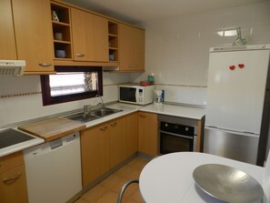 Køleskab, mikrobølgeovn, ovn, kogeplade