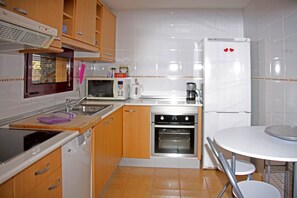 Køleskab, mikrobølgeovn, ovn, kogeplade