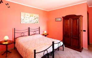 1 bedroom, free WiFi, bed sheets - Apartment in farmhouse in the heart of the Langhe, near Barolo (Albaretto della Torre)