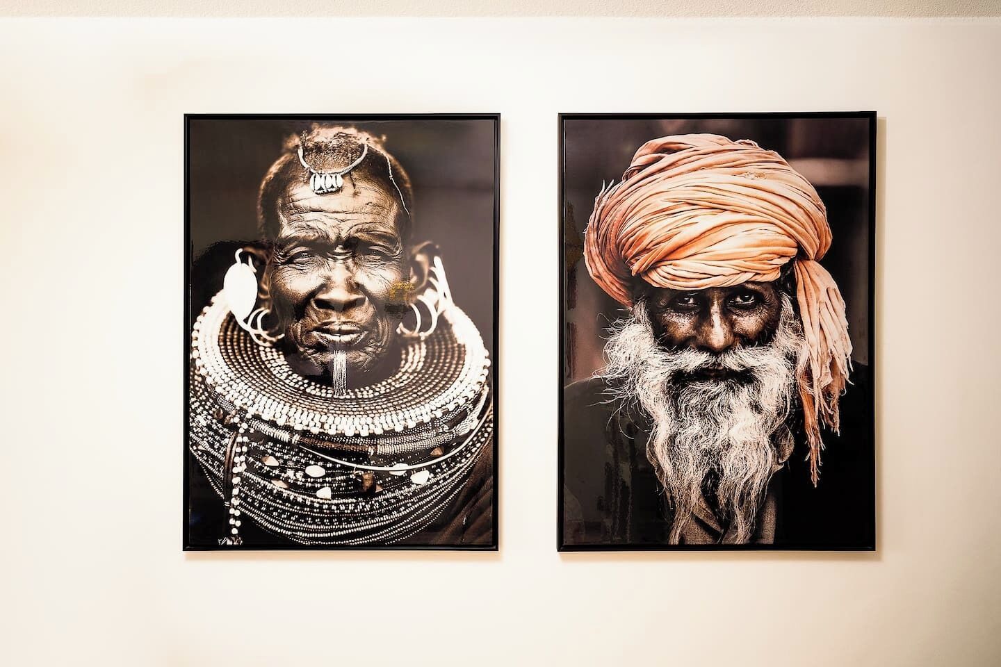 Dos retratos enmarcados de personas con vestimenta tradicional.