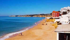 On the beach - Comfortable and tastefully decorated to a high standard (Armação de Pêra)