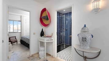 Tabla de planchar con plancha, wifi gratis y ropa de cama