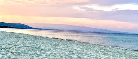 Plage, chaises longues