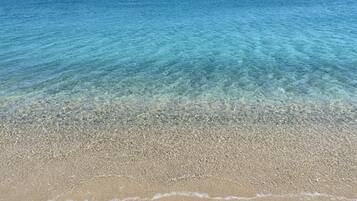 Na praia, espreguiçadeiras