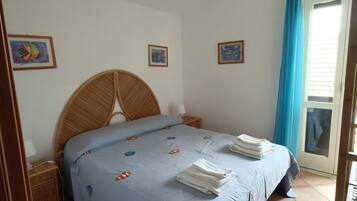 2 quartos, ferros/tábuas de passar roupa, berço de viagem