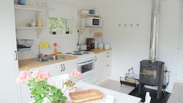 Een koelkast, een oven, een kookplaat, een koffiezetapparaat/waterkoker