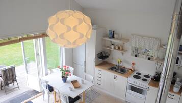 Fridge, oven, stovetop, coffee/tea maker