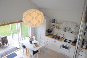 Fridge, oven, stovetop, coffee/tea maker