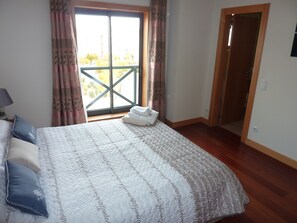 2 makuuhuonetta, tallelokero huoneessa, silitysrauta/-lauta