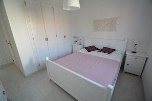 4 habitaciones, tabla de planchar con plancha y cuna de viaje