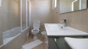Badewanne, Haartrockner, Handtücher