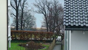Zona residencial con un jardín cuidado, un camino y una valla.