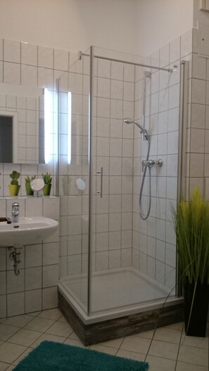 Suihku, hiustenkuivaaja, vessapaperi