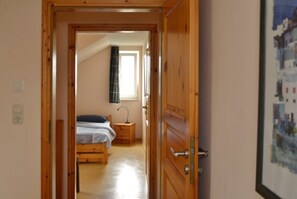 2 Schlafzimmer, Reisekinderbett