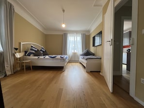 2 bedrooms, iron/ironing board, travel cot, free WiFi - 3 bedroom Jugendstilwohnung near the castle (Ludwigsburg)