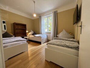 2 bedrooms, iron/ironing board, travel cot, free WiFi - 3 bedroom Jugendstilwohnung near the castle (Ludwigsburg)