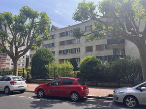 A multi-story residential building with a flat facade, large windows, and a gated entrance. - Appt Cosy Porte Paris Bercy / Parc Floral de Vincennes + Parking (Saint maurice)