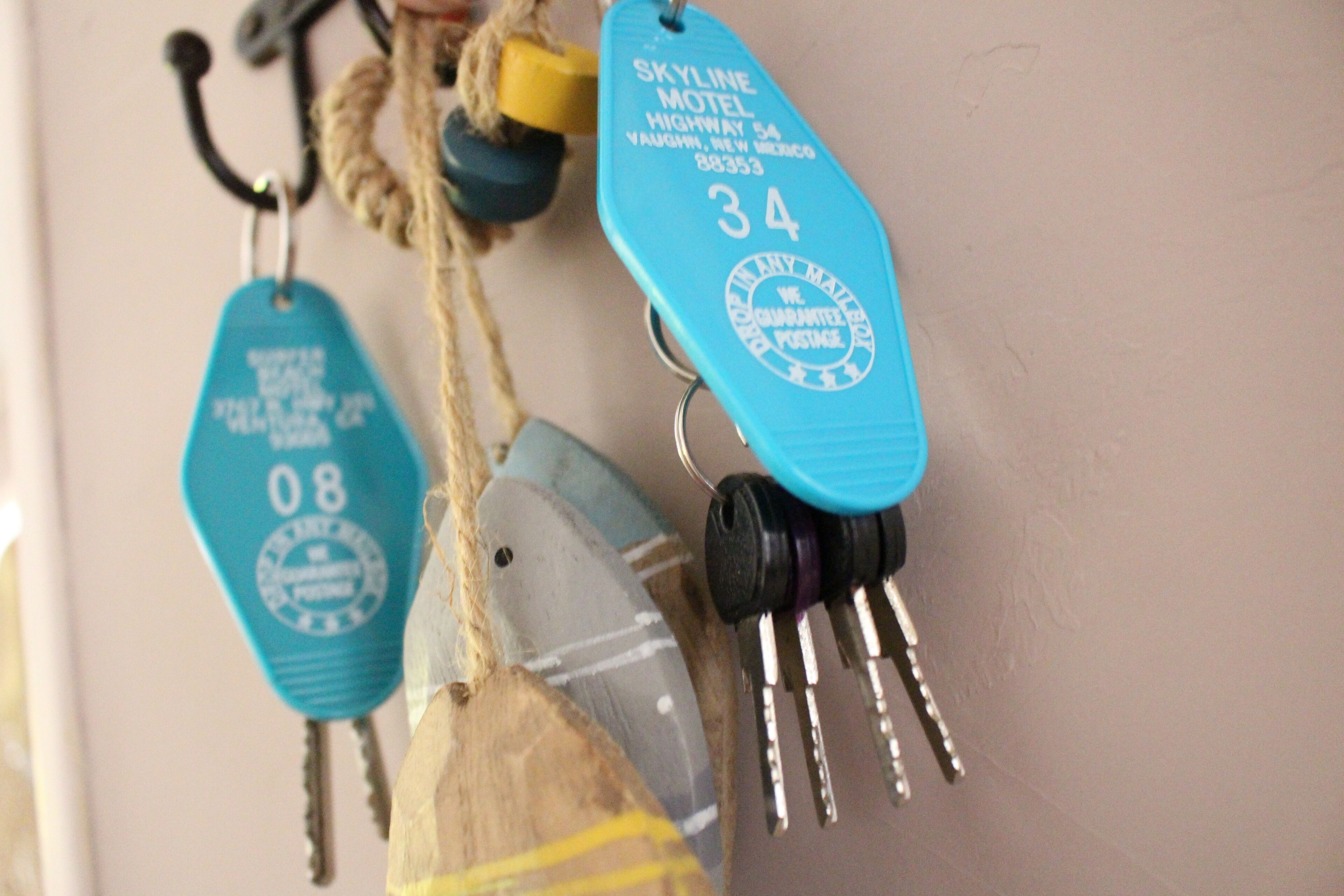 Un porte-clés avec une étiquette indiquant : « SKYLINE MOTEL, HIGHWAY 54, VAGHANN, NOUVEAU-MEXIQUE 88353 ».