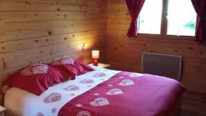 6 camere, una scrivania, ferro/asse da stiro, culla da viaggio