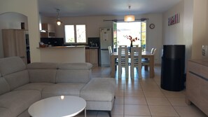 Una Smart TV, libros