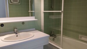 Ensemble douche/baignoire, sèche-cheveux, bidet