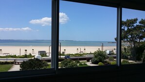 A view of a beach from inside a building, with a clear sky and calm sea. - Apart. w/ panoramic sea view facing beach for 6 people, Saint-Georges-de-Didonne (Saint-Georges-De-Didonne)