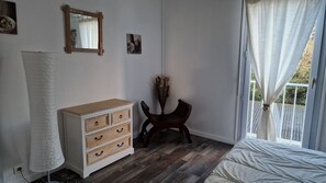 2 slaapkamers, een strijkplank/strijkijzer, reisbedje, wifi